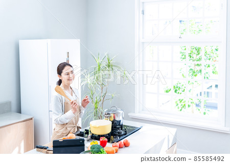 在廚房做飯的家庭主婦,帶燈的廚房 在廚房做飯的家庭主婦,帶燈的廚房 85585492