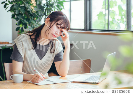 Female studying at a cafe (problem) 85585608