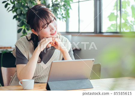 A woman watching a tablet PC 85585615