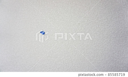 藍色圖釘卡在白牆上 85585719