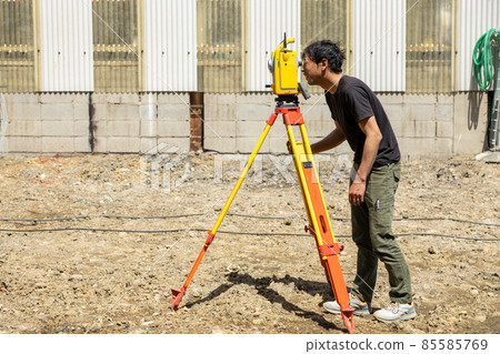 做調查的土地和房屋測量師 85585769