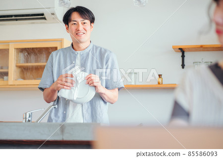 A woman who works and a man who does housework (smiles) A woman who works and a man who does housework (smiles) 85586093