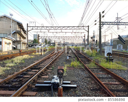 從鐵路道口延伸的鐵路盡頭可以看到的車站 85586898