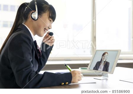 Female students taking online classes Photographing cooperation: WEEK Shibadaimon (Sun Frontier Fudousan) Female students taking online classes Photographing cooperation: WEEK Shibadaimon (Sun Frontier Fudousan) 85586900