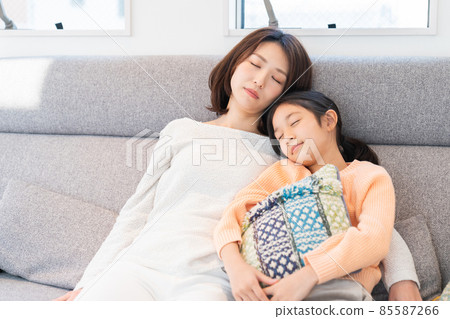 睡覺的父母和孩子 睡覺的父母和孩子 85587266