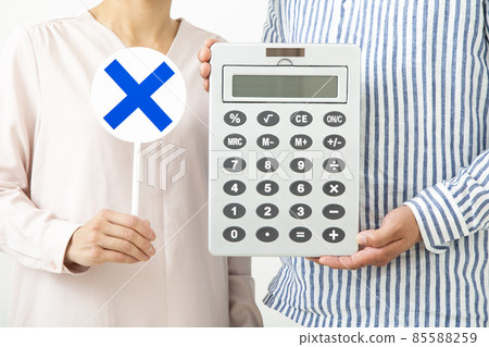 Middle couple with a calculator Middle couple with a calculator 85588259