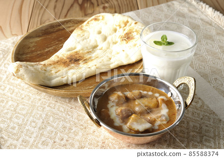 Hot massaman curry, naan and lassie with lots of ingredients such as chicken and peanuts 85588374