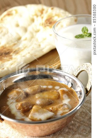 Hot massaman curry, naan and lassie with lots of ingredients such as chicken and peanuts 85588380