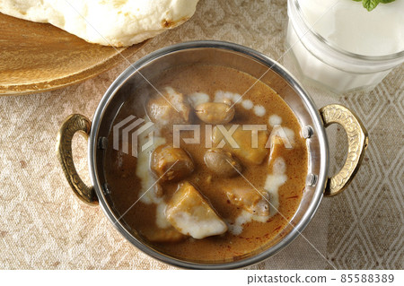 Hot massaman curry, naan and lassie with lots of ingredients such as chicken and peanuts 85588389