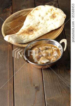 熱馬薩曼咖哩和馕餅，配以雞肉和花生等多種食材 85588453