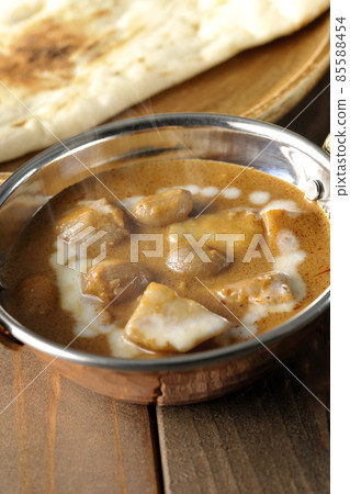 熱馬薩曼咖哩和馕餅，配以雞肉和花生等多種食材 85588454