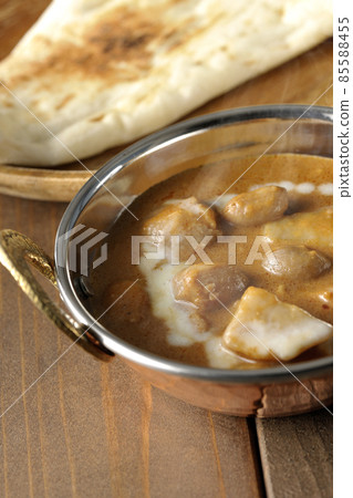 熱馬薩曼咖哩和馕餅，配以雞肉和花生等多種食材 85588455