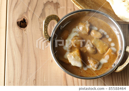 鳥瞰熱馬薩曼咖哩和馕餅，配以雞肉和花生等多種食材 85588464