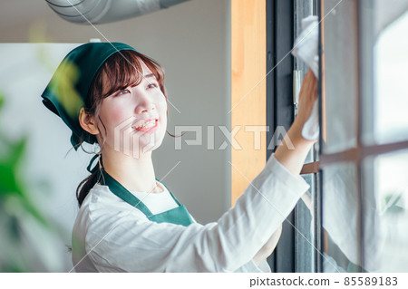 女清潔工（擦窗） 85589183
