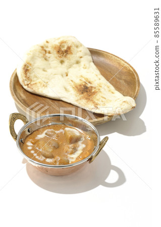 熱馬薩曼咖哩和馕，配以白色背景中的雞肉和花生等大量配料 85589631