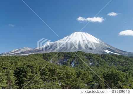 Snow scene of Daisen (from Hoki Town) 85589646