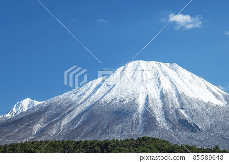 Snow scene of Daisen (from Hoki Town) 85589648