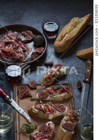 spanish appetizers with wine 85589699