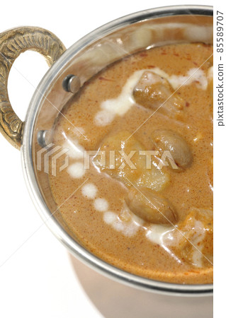 Hot massaman curry with lots of ingredients such as chicken and peanuts 85589707