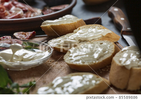 Making ham sandwiches Making ham sandwiches 85589886