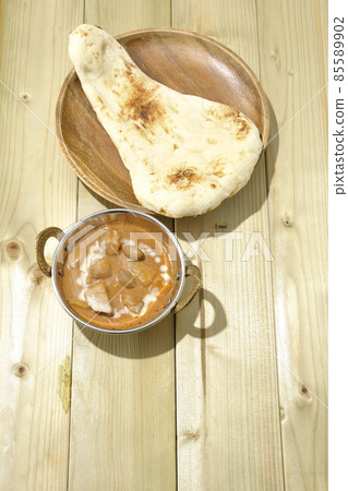 鳥瞰熱馬薩曼咖哩和馕餅,配以雞肉和花生等多種食材 鳥瞰熱馬薩曼咖哩和馕餅,配以雞肉和花生等多種食材 85589902