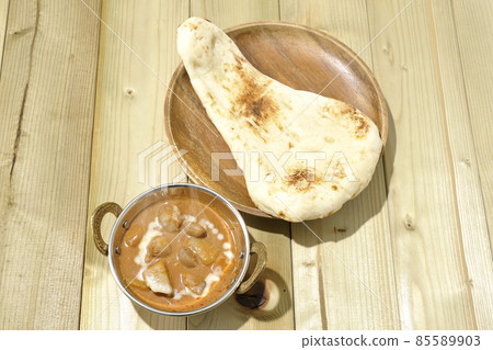 鳥瞰熱馬薩曼咖哩和馕餅，配以雞肉和花生等多種食材 85589903