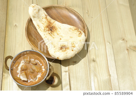 鳥瞰熱馬薩曼咖哩和馕餅,配以雞肉和花生等多種食材 鳥瞰熱馬薩曼咖哩和馕餅,配以雞肉和花生等多種食材 85589904