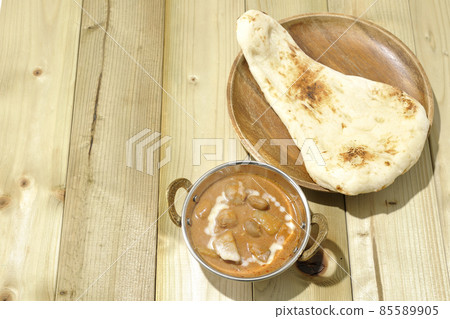 鳥瞰熱馬薩曼咖哩和馕餅,配以雞肉和花生等多種食材 鳥瞰熱馬薩曼咖哩和馕餅,配以雞肉和花生等多種食材 85589905