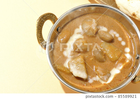 A bird's-eye view of hot massaman curry and naan with lots of ingredients such as chicken and peanuts A bird's-eye view of hot massaman curry and naan with lots of ingredients such as chicken and peanuts 85589921