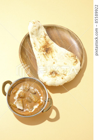 鳥瞰熱馬薩曼咖哩和馕餅,配以雞肉和花生等多種食材 鳥瞰熱馬薩曼咖哩和馕餅,配以雞肉和花生等多種食材 85589922