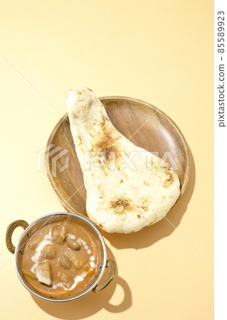 鳥瞰熱馬薩曼咖哩和馕餅,配以雞肉和花生等多種食材 鳥瞰熱馬薩曼咖哩和馕餅,配以雞肉和花生等多種食材 85589923