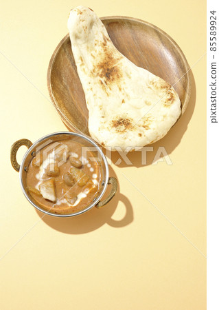 鳥瞰熱馬薩曼咖哩和馕餅,配以雞肉和花生等多種食材 鳥瞰熱馬薩曼咖哩和馕餅,配以雞肉和花生等多種食材 85589924
