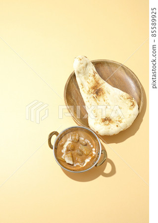 鳥瞰熱馬薩曼咖哩和馕餅,配以雞肉和花生等多種食材 鳥瞰熱馬薩曼咖哩和馕餅,配以雞肉和花生等多種食材 85589925