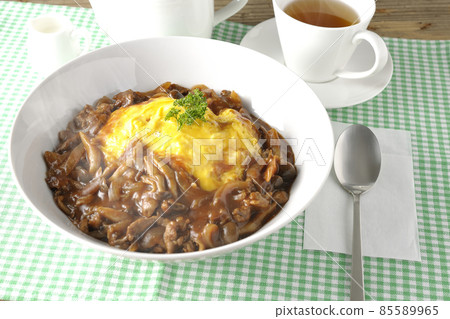 Hot omelet rice with plenty of hayashi sauce, teapot, milk pitcher and tea 85589965