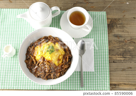 熱騰騰的煎蛋飯配上大量的林醬、茶壺、牛奶罐和茶的鳥瞰圖。 85590006