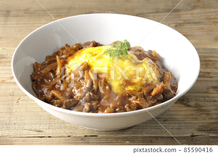 熱騰騰的煎蛋飯配上大量的 hayashi 醬汁 85590416
