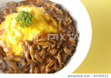 Take a bird's-eye view of the hot omelet rice with plenty of hayashi sauce 85590515