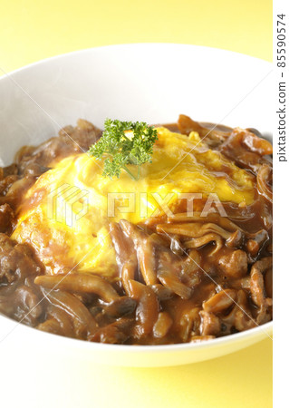 熱騰騰的煎蛋飯配上大量的 hayashi 醬汁 熱騰騰的煎蛋飯配上大量的 hayashi 醬汁 85590574