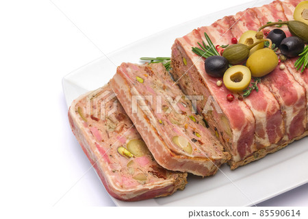 Traditional French terrine covered with bacon isolated on white background 85590614