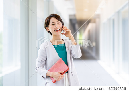 職業女性打電話 職業女性打電話 85590836