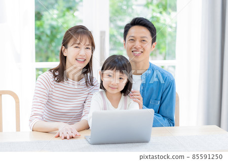 全家福父母和孩子看著一台筆記本電腦 全家福父母和孩子看著一台筆記本電腦 85591250