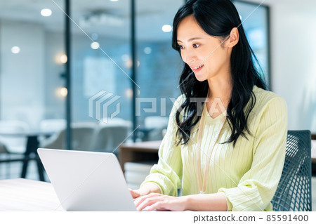 Office business woman shooting cooperation "+ SHIFT NO GIZAKA" Office business woman shooting cooperation "+ SHIFT NO GIZAKA" 85591400