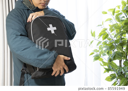 A man holding an emergency evacuation bag after an earthquake 85591949