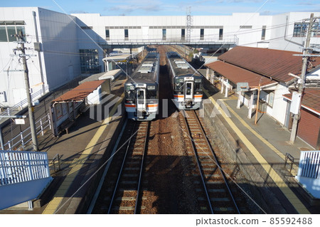 從JR可兒站拱線橋經過的車輛 從JR可兒站拱線橋經過的車輛 85592488