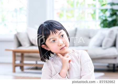 有擔心的表情的小學生 有擔心的表情的小學生 85592662