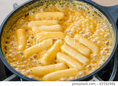 Cheese tteokbokki made in a skillet pot 85592990