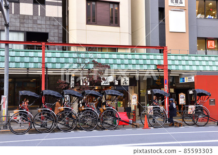 Rickshaw waiting for customers in Asakusa 85593303