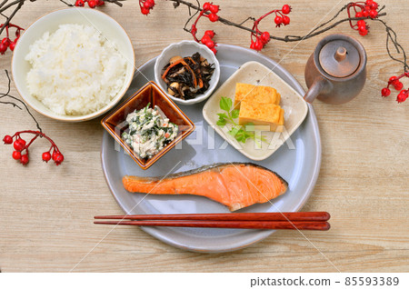 在一個盤子上供應日本小菜的一個例子。三文魚、煎雞蛋、羊栖菜和白醬。 在一個盤子上供應日本小菜的一個例子。三文魚、煎雞蛋、羊栖菜和白醬。 85593389