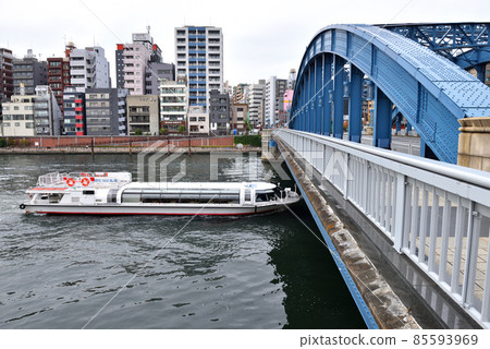 隅田川遊船經過駒形橋下 85593969