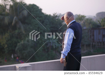 senior man looking away in park  85594629